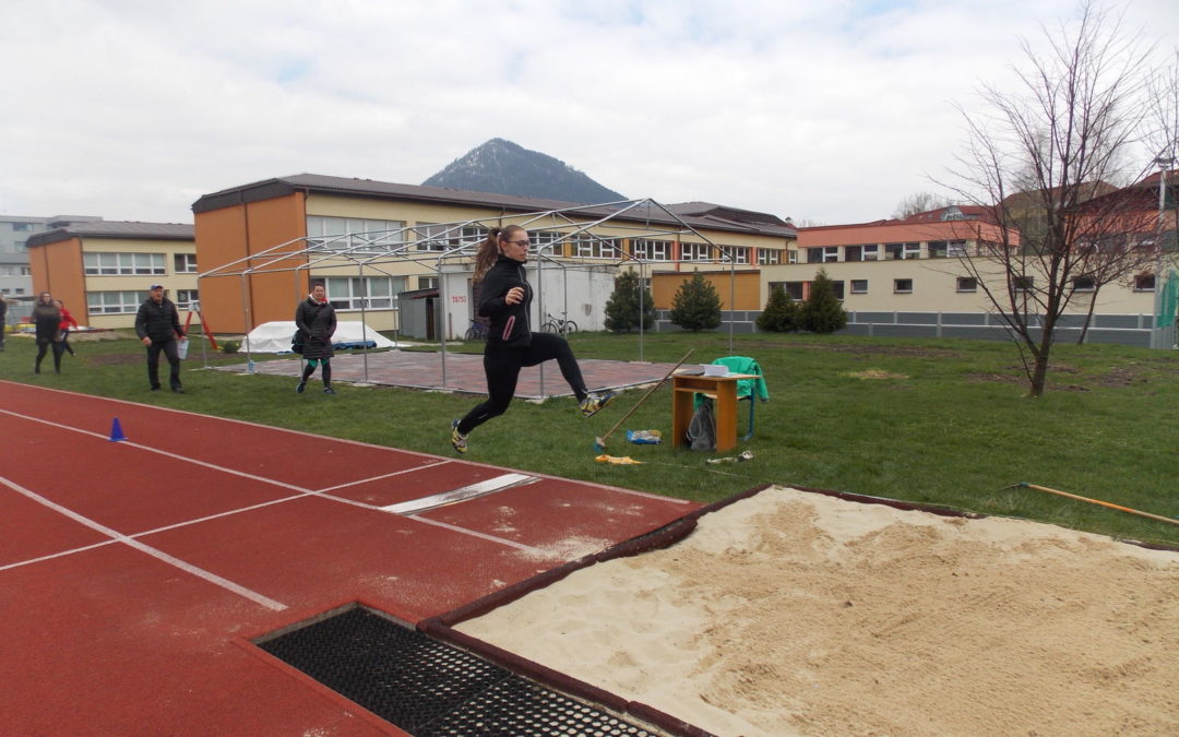 Atletika stredoškolákov za vľúdneho počasia